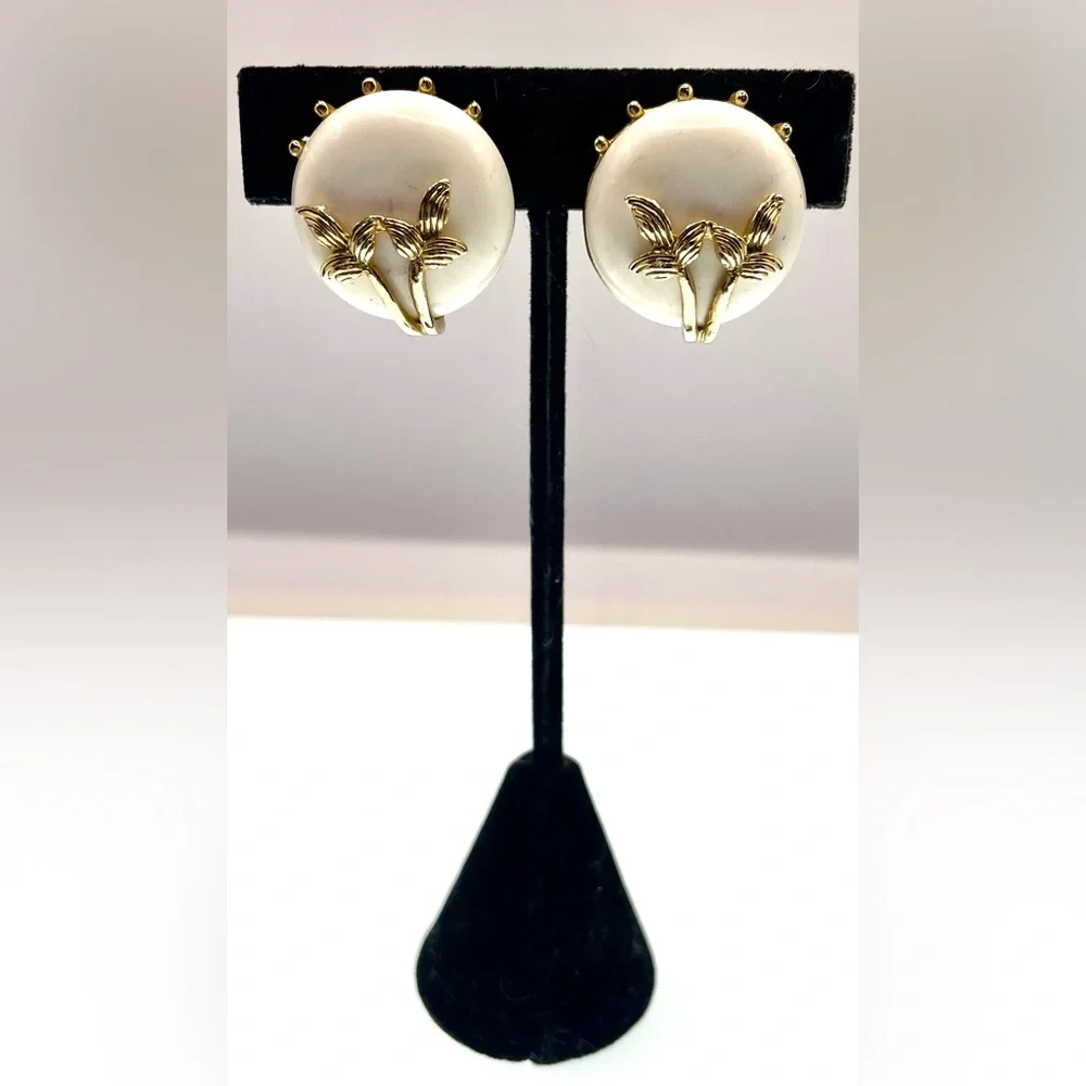 Vintage GoldTone Clip On Earrings White Round Acrylic Center Leaf Overlay Design - Picture 2 of 9
